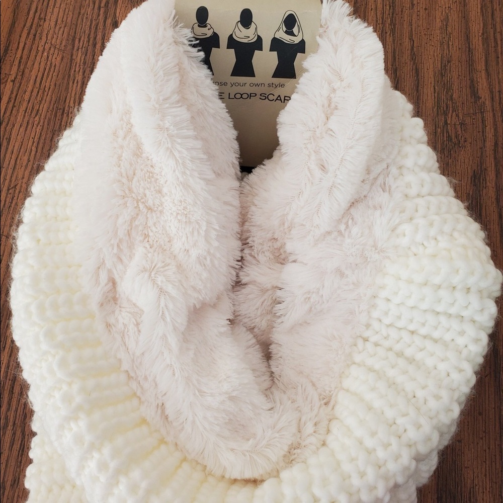I’m selling a brand new white single loop scarf!